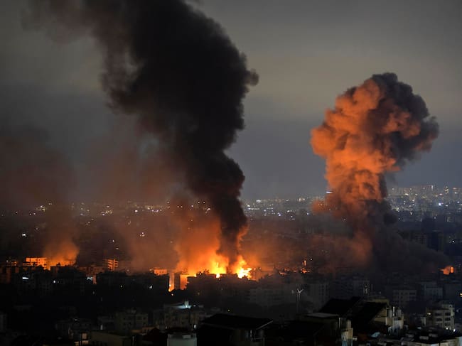 Un barrio del sur de Beirut, en Líbano, incendiado tras un ataque aéreo israelí.