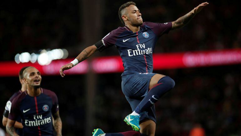 Neymar salta para celebra un gol frente al Toulouse