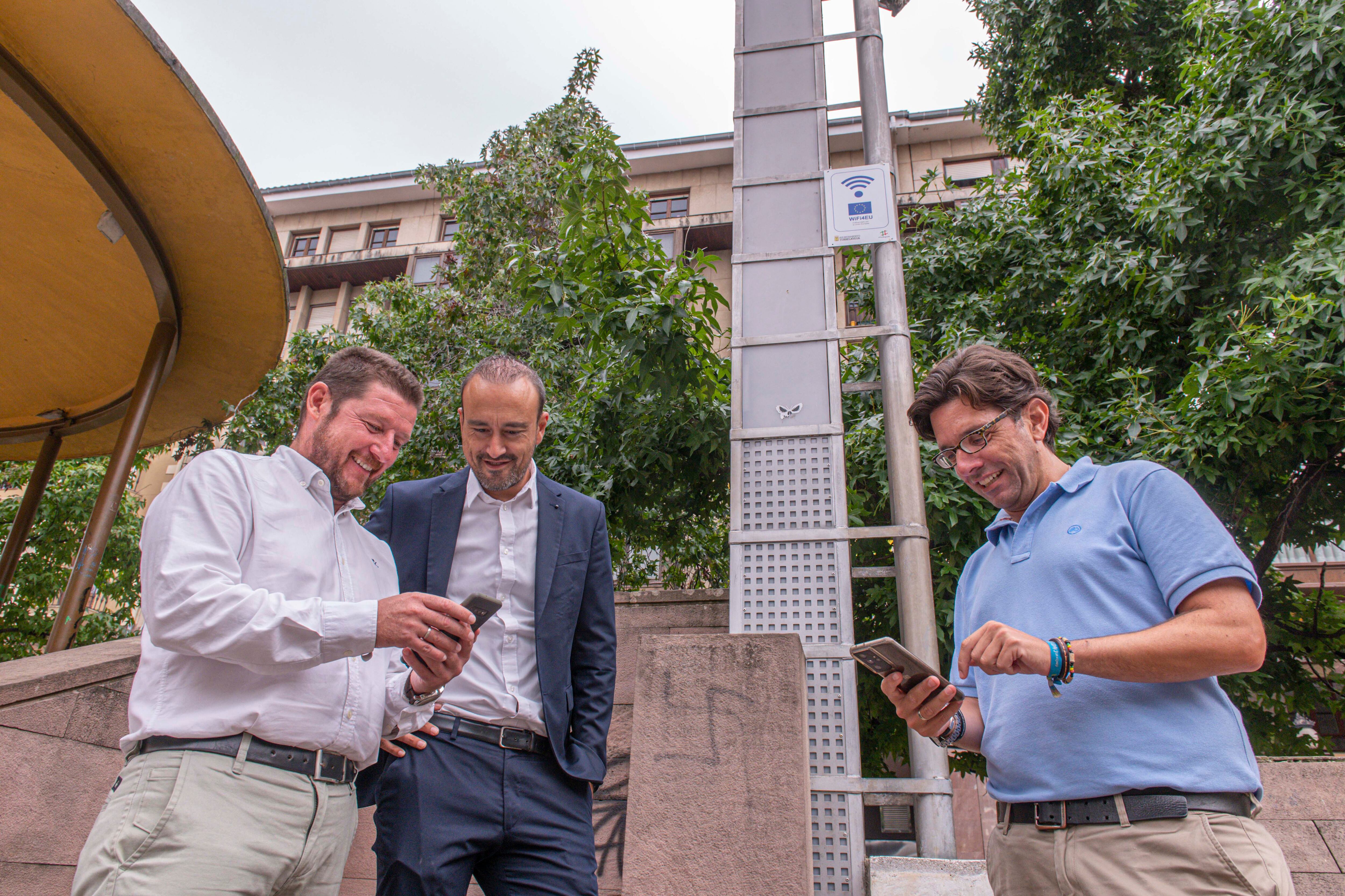 El alcalde y el concejal de Nuevas Tecnologías comprueban el funcionamiento de la zona wifi gratuita en la Plaza Mayor.