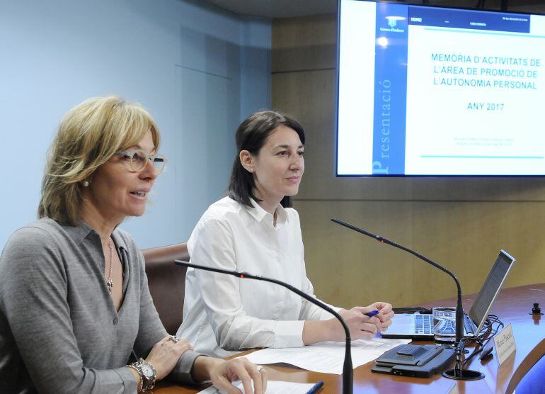 Ester Fenoll, secretaria d'Estat i Mercè Pascual, cap d'àrea, durant la presentació de la memòria de l'Àrea de la Promoció a l'Autonomia
