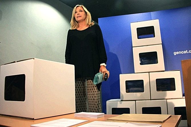 La vicepresidenta del Govern, Joana Ortega, junto a las urnas que se utilizarán el 9-N