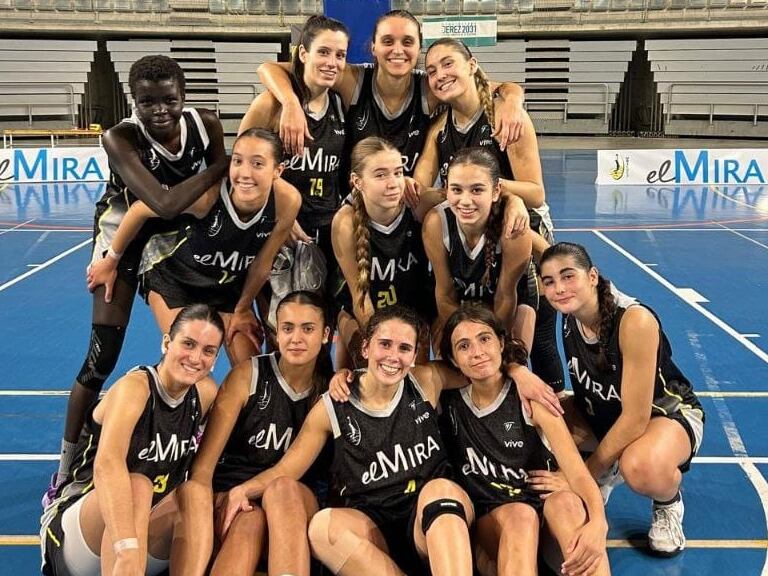 Las jerezannas celebran la victoria en la cancha del Palacio