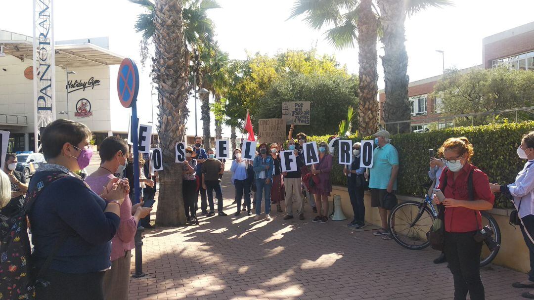 Entidades, colectivos y partidos políticos protestan a las puertas de la Autoridad Portuaria