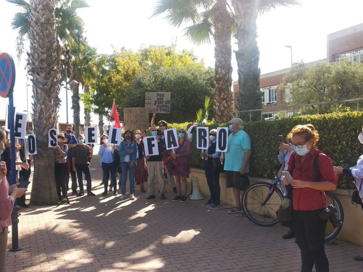 Unas 60 entidades entregan cartas a los consejeros del Puerto para que rechacen la concesión a un restaurante