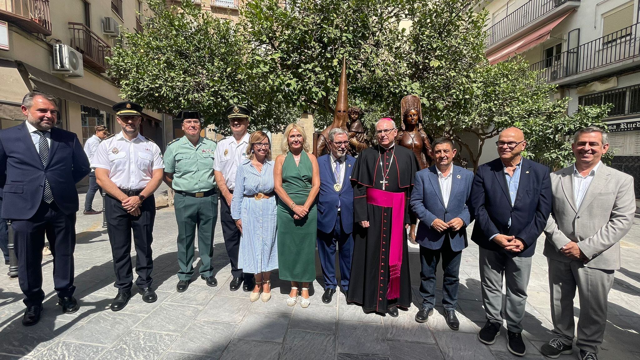 Distintas personalidades políticas, religiosas, empresariales y sociales en la inauguración del Monumento al Cofrade de Jaén.