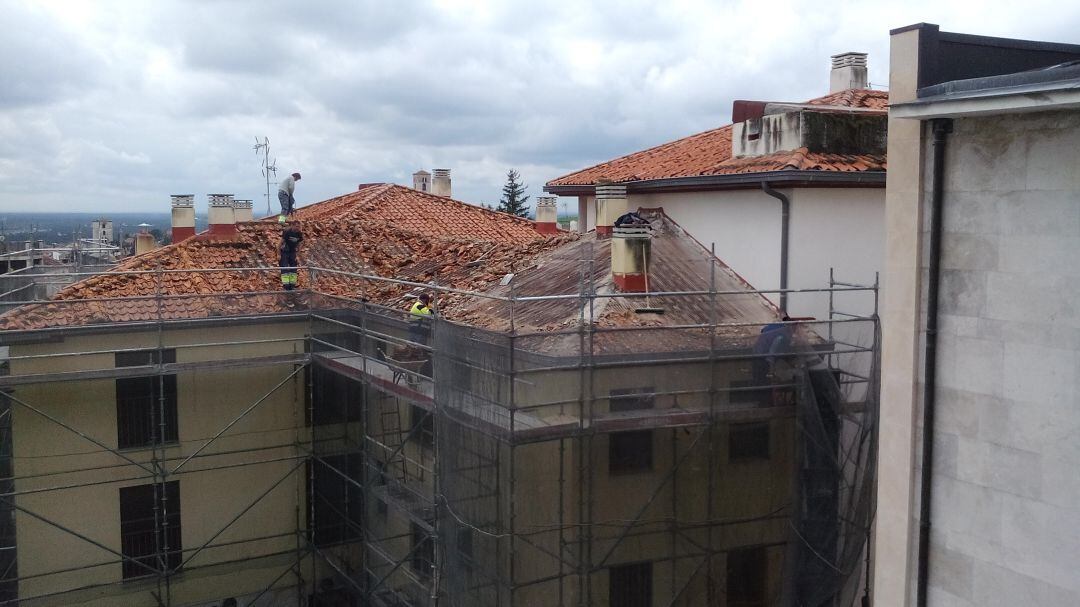 Los trabajadores reanudan las obras en el tejado de las viviendas de Niñas Huérfanas en Cuéllar