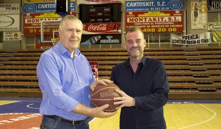 José Quintana, presidente del Montakit Fuenalabrada, (i) y Nestor García, entrenador, posan en el parquet del pabellón &#039;Fernando Martín&#039;.