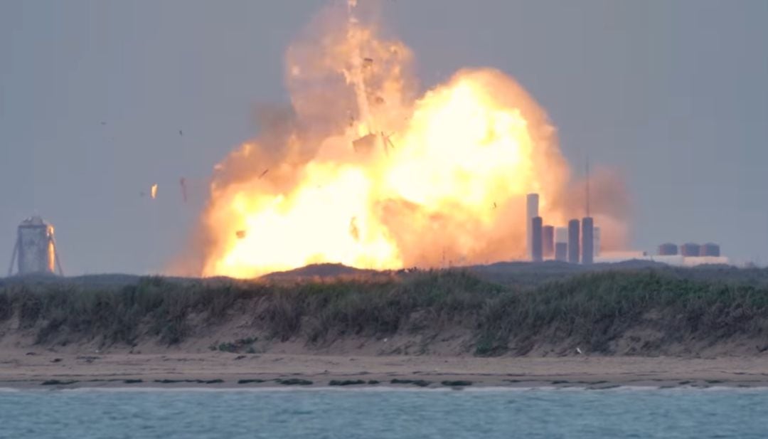 Momento en el que el cuarto prototipo de la última nave espacial de SpaceX explota tras superar con aparente éxito las pruebas.