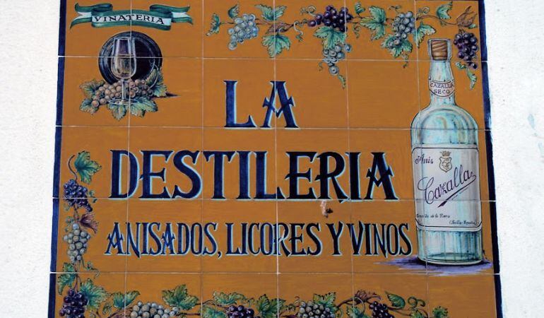 Azulejo de una de las destilerías existentes en la localidad sevillana de Cazalla de la Sierra