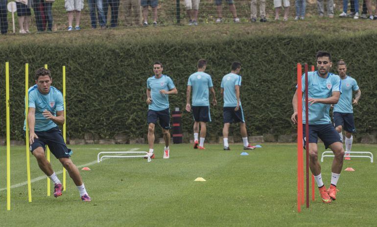 GRA083 BILBAO, 02/07/2015.-La plantilla del Athletic de Bilbao ha celebrado hoy su primer entrenamientode la temporada 2015-2016 en las instalaciones de Lezama (Bizkaia) con la incorporación de nuevos jugadores como Bóveda (d), Elustondo (i) y Eraso.- EFE/MIGUEL TOÑA