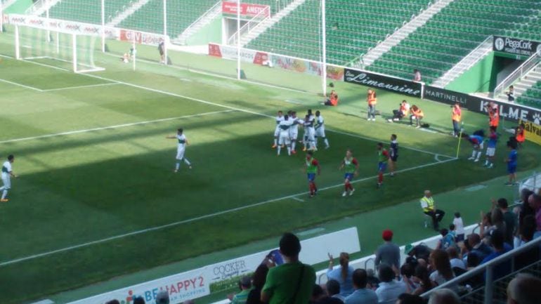 El Ilicitano celebra el gol de Nuha al Lanzarote en el Martínez Valero