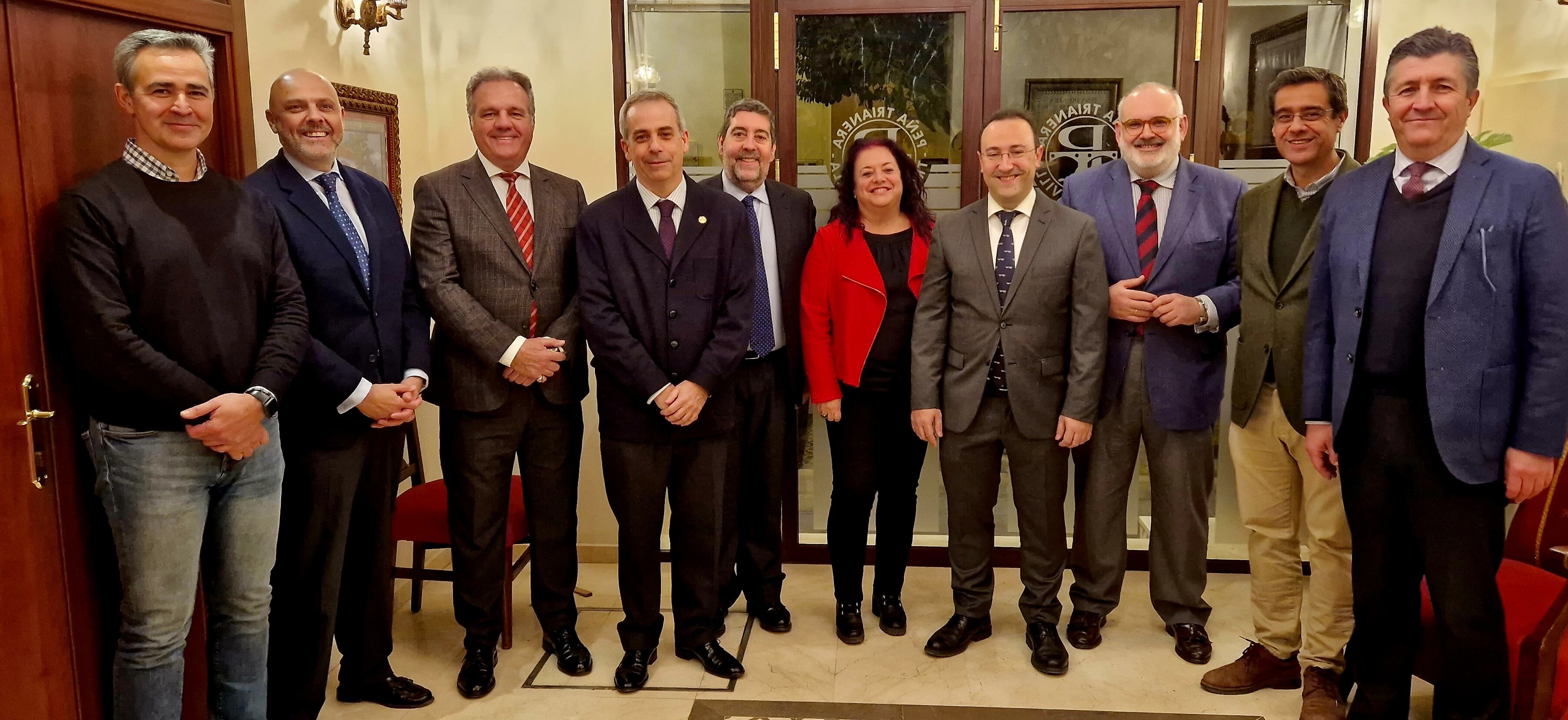 Foto de familia tras la presentación del pregonero de la Semana Santa de Triana 2023