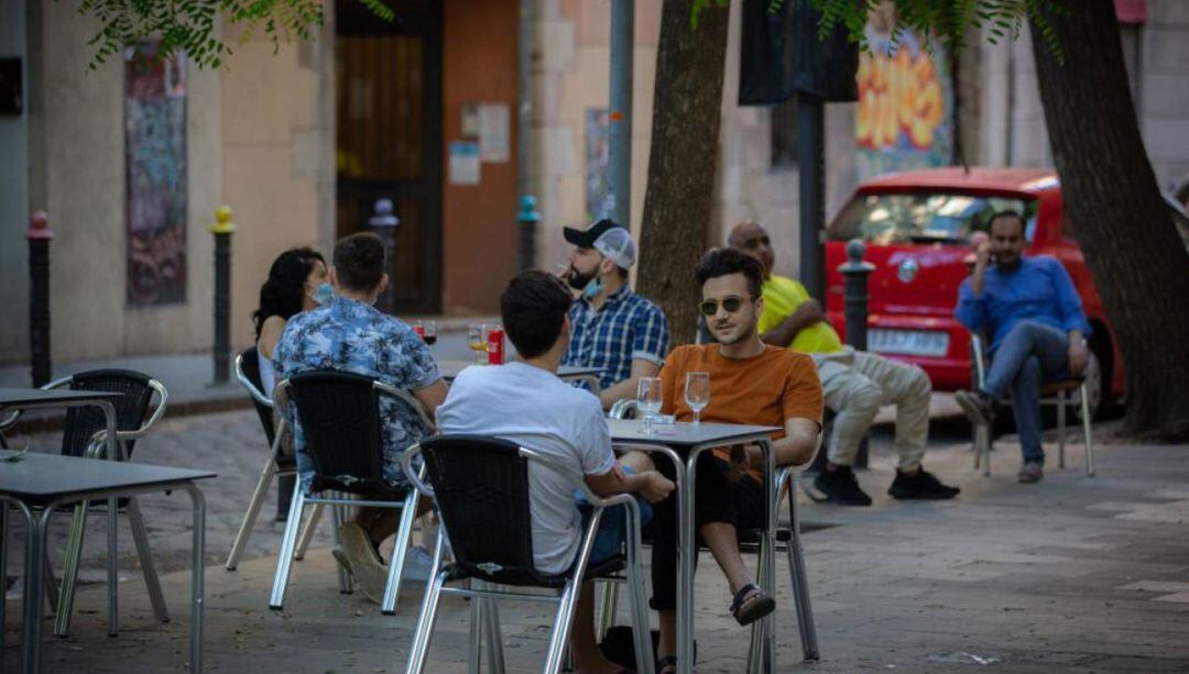 Clientes en una terraza.