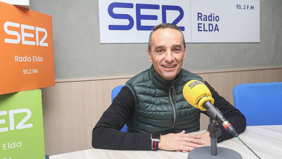 José Luis Oltra, Ent. del Eldense, enseña su cara más humana