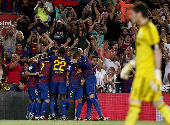 Los azulgranas celebran el gol de Iniesta ante el Madrid