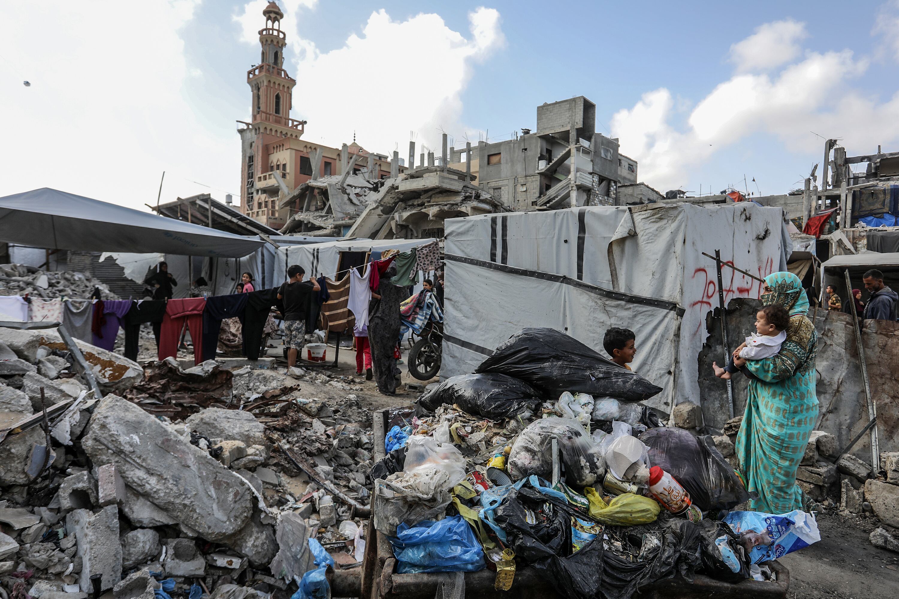 Una familia palestina entre los escombros de su casa