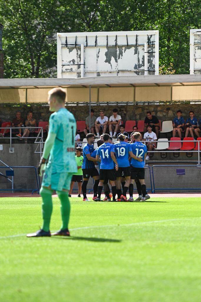 Els d'Otger Canals celebren un dels gols de la victòria