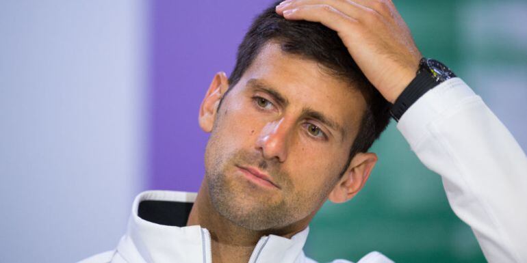 Djokovic se echa las manos a la cabeza en una rueda de prensa en el pasado Wimbledon