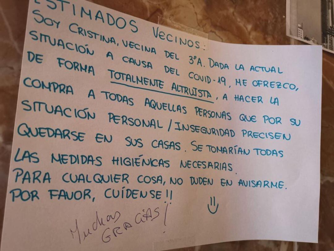 Cartel pegado en el portal del inmueble.