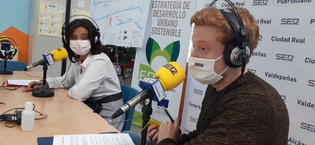 Pilar Zamora, alcaldesa de Ciudad Real durante su intervención en el programa junto a Kevin Orman, coordinador de Hoy por Hoy