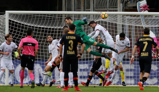 El portero Alberto Brignoli remata a puerta