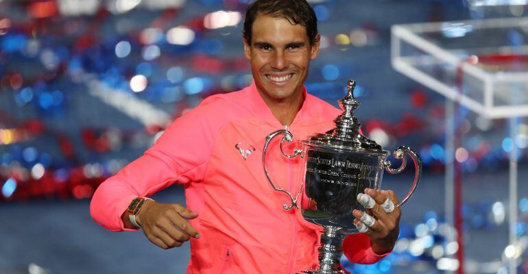 Rafa Nadal posa con el trofeo de ganador del Grand Slam de Estados Unidos