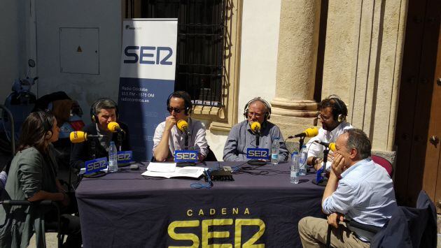 El programa Córdoba Hoy por Hoy ha debatido sobre turismo en plena calle, junto a la Escuela Superior de Arte Dramático.