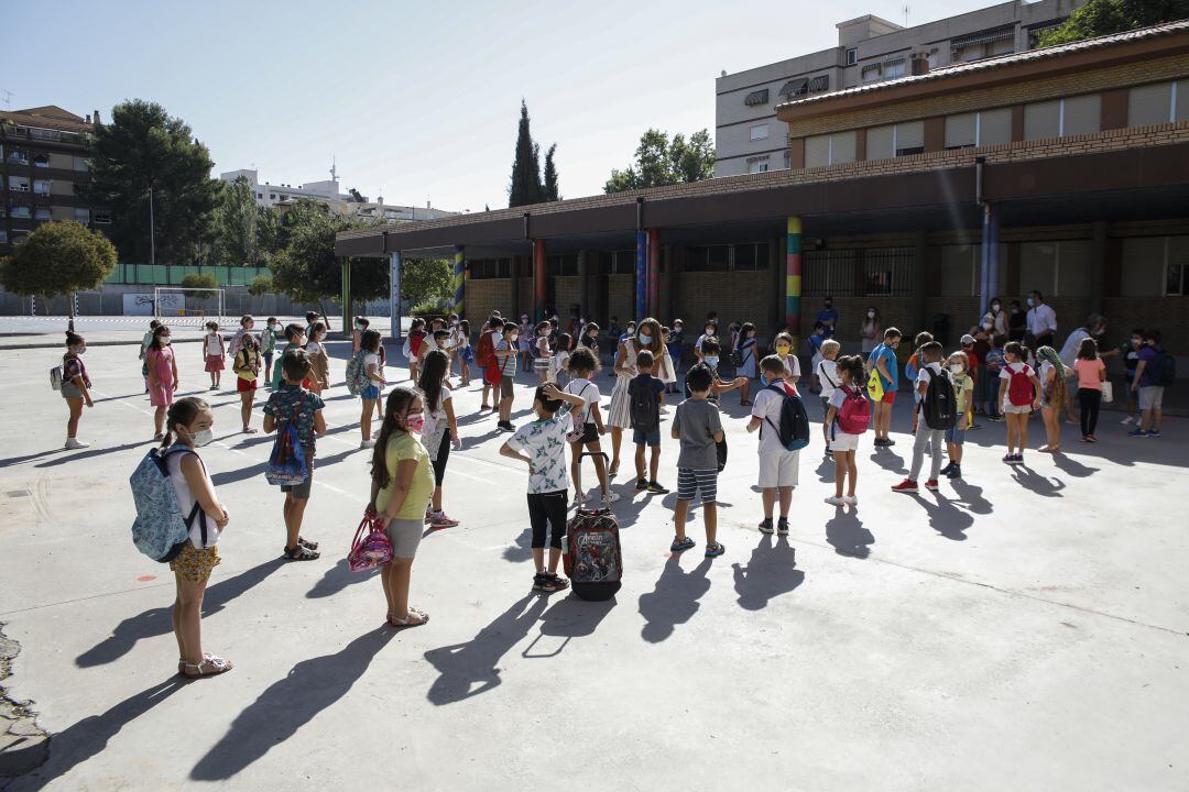 Primer día de escuela en Granada con distanciamiento social.