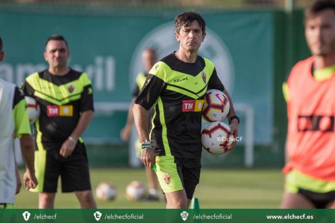 Pacheta sujeta dos balones en un entrenamiento del Elche 