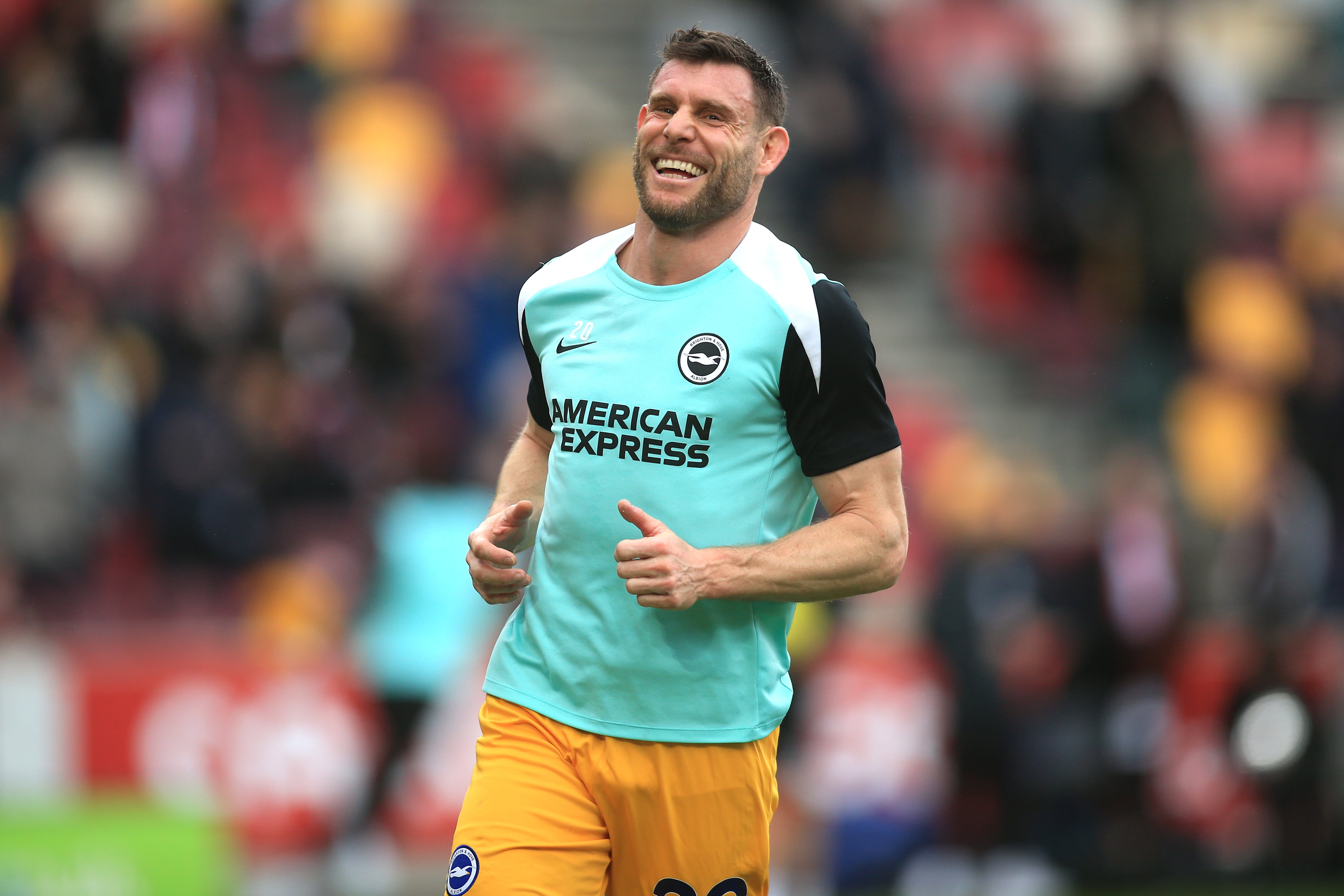 James Milner calentando con el Brighton en un partido de Premier League