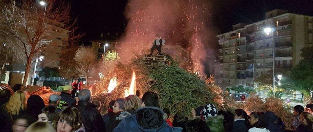 Una de las tradicionales lumbres encendidas en la capital.