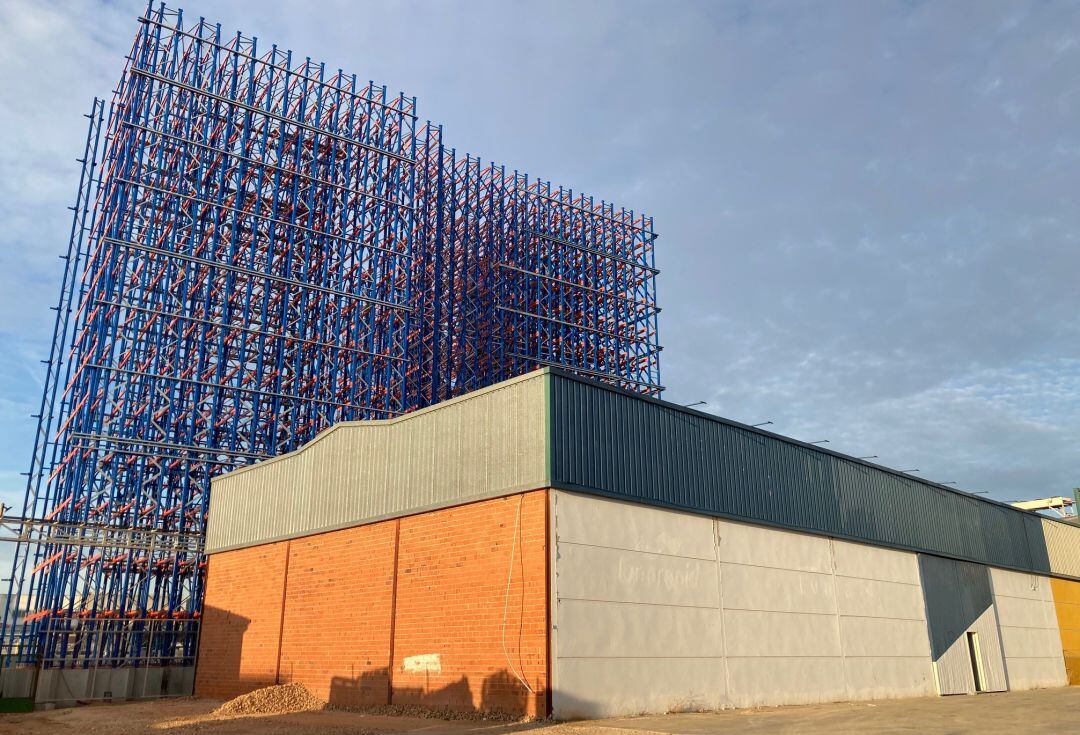 Imagen del gran almacén automático de barricas que Félix Solís está construyendo en Valdepeñas (Ciudad Real)