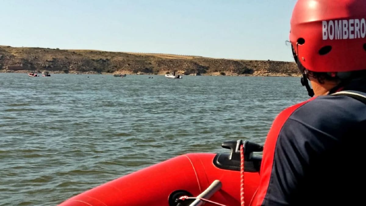 Continúa la búsqueda de dos desaparecidos en un choque entre dos barcas en el pantano de Mequinenza