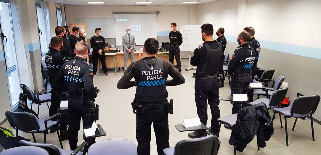 Imagen de un encuentro de varios policías locales de Parla con el concejal de Seguridad, Francisco Conde (c)