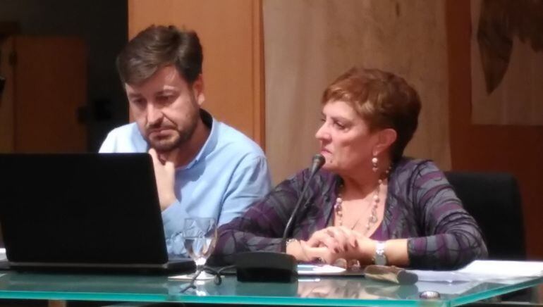 Juanjo Martínez con la concejala socialista Albina Prieto tras pasar a ser no adscrito