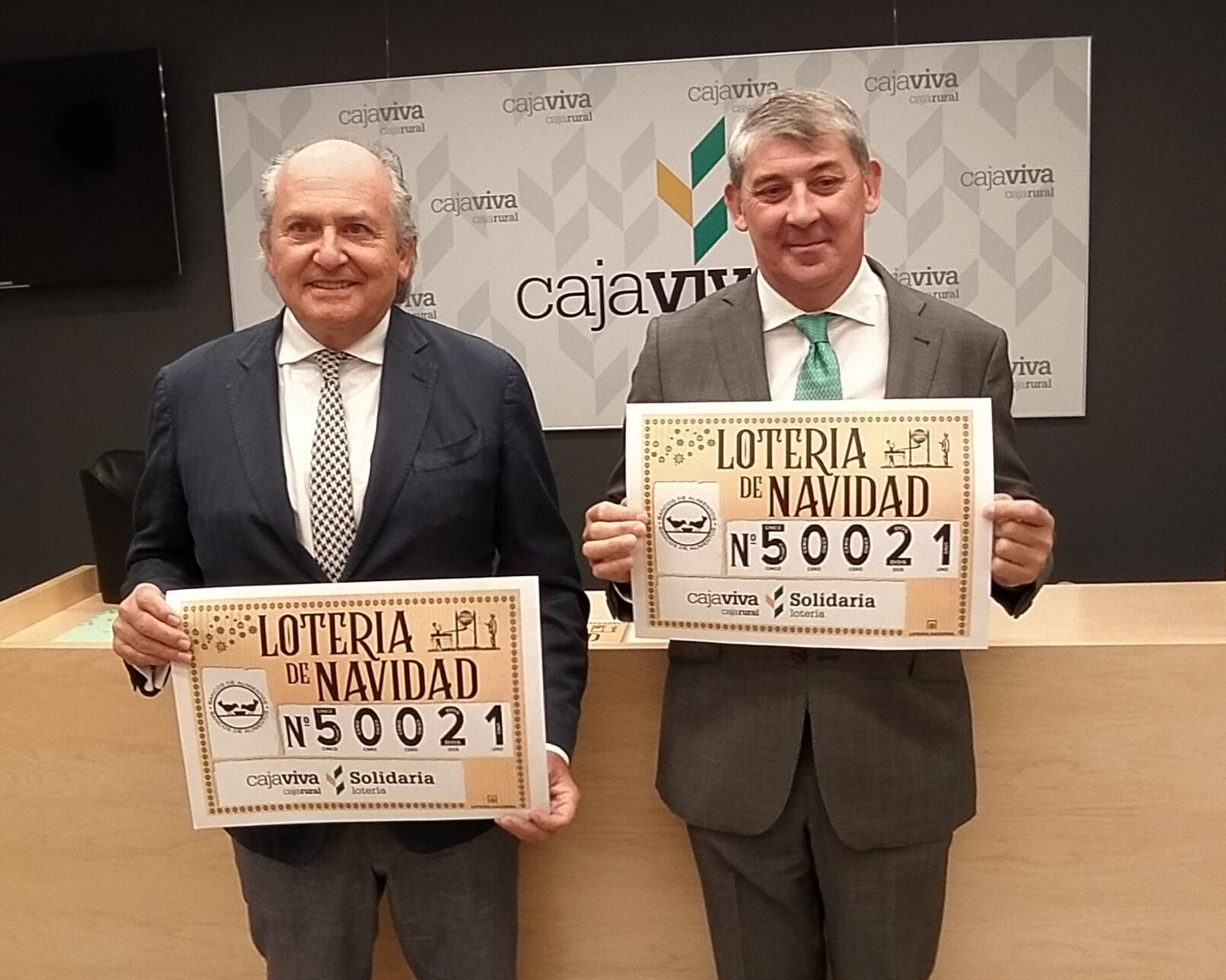 El presidente del Banco de Alimentos, Julián Martínez Pantoja y el presidente de Caja Viva Caja Rural, con el número de la lotería solidaria