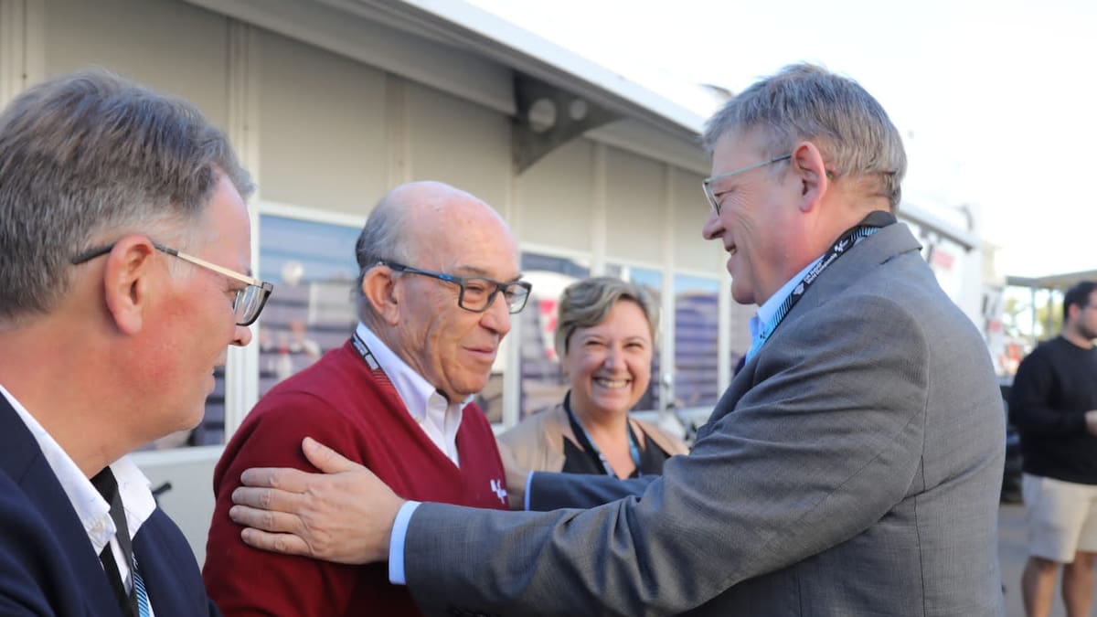 El president de la Generalitat, Ximo Puig, apuesta por que el mundial de motociclismo acabe siempre en Cheste