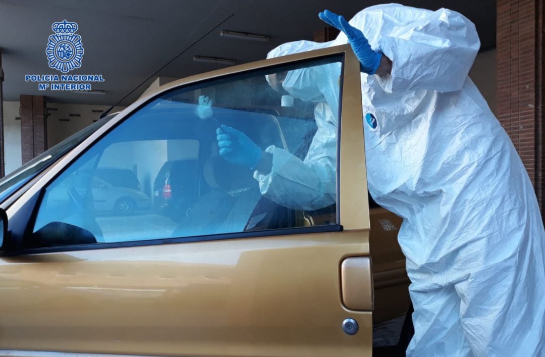 Examen de uno de los vehículos de los implicados en el suceso