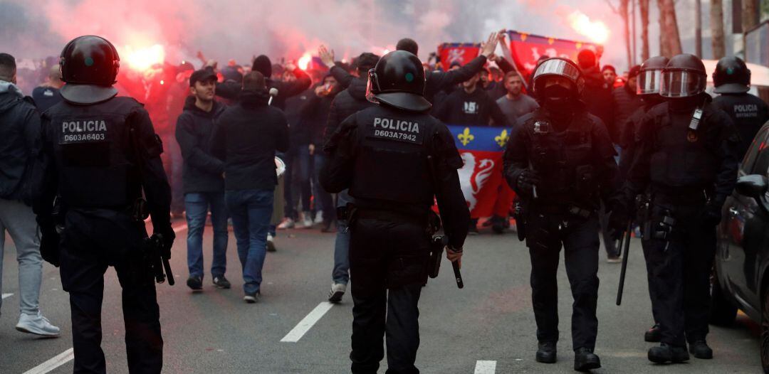 Imágenes de los ultras del Olympique de Lyon en Barcelona en la previa del partido