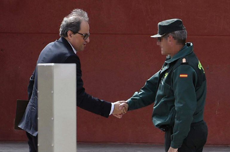 El president de la Generalitat saluda un agent de la Guàrdia Civil a l'entrada del centre penitenciari d'Estremera