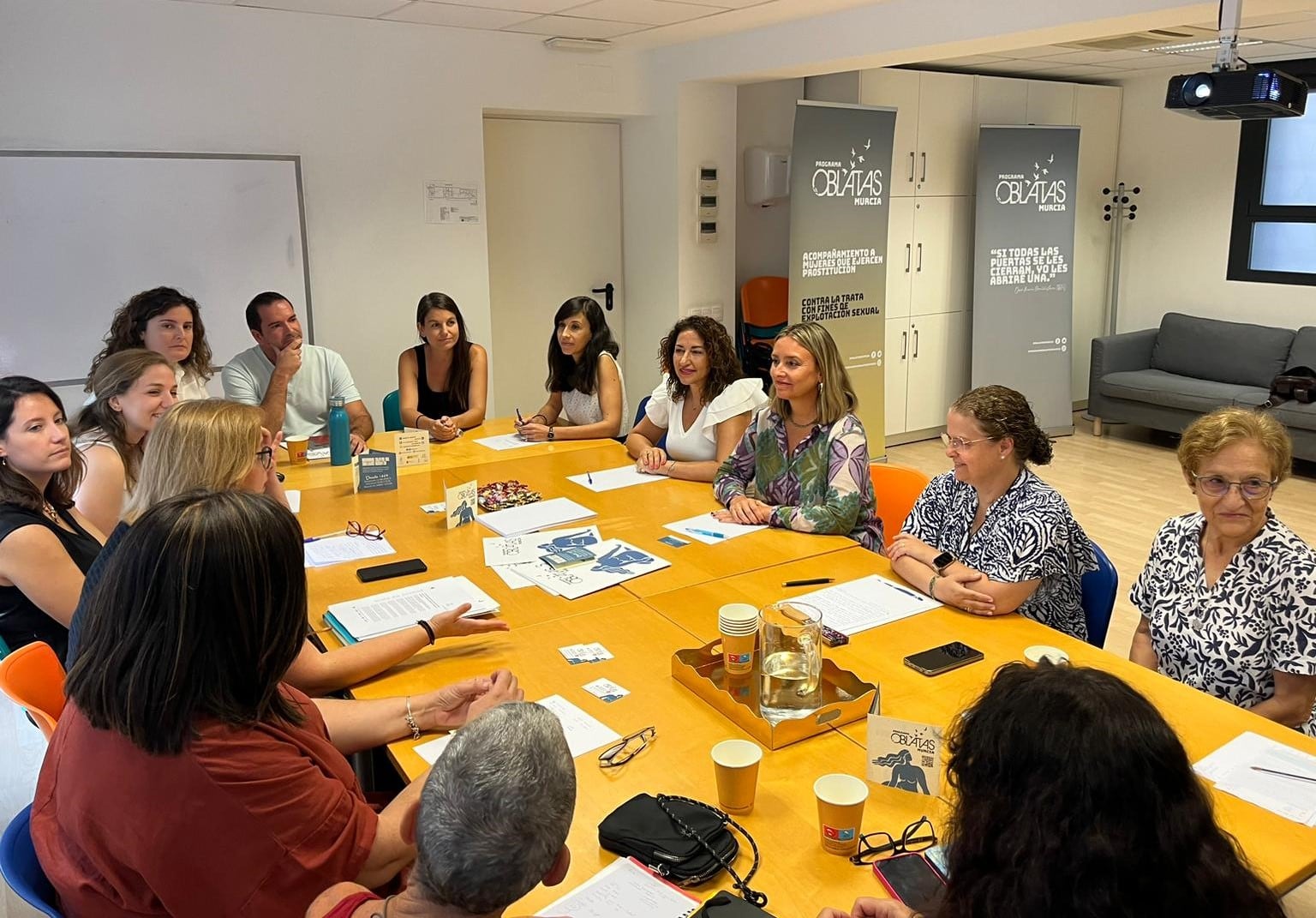 La consejera de Política Social, Familias e Igualdad, Conchita Ruiz, durante su visita a Oblatas Murcia