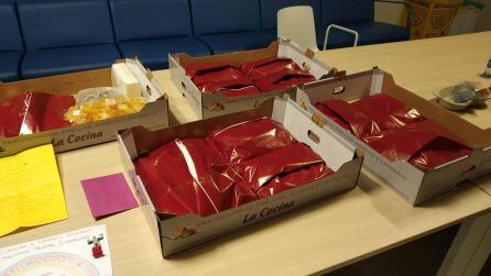 El establecimiento de comida para llevar, La Cocina de la Torre, entregó bandejas de comida al personal sanitario del HUPA.