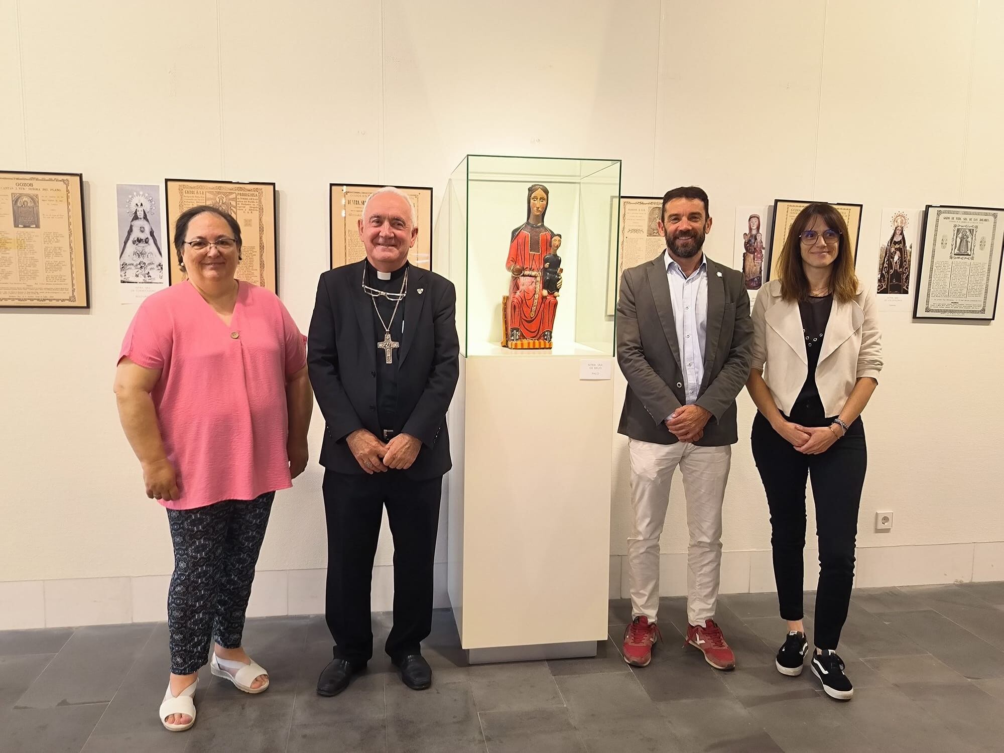 Marta Calavera, Ángel Pérez, Enrique Pueyo y María Puértolas ( de izquierda a derecha) tras la presentación del convenio