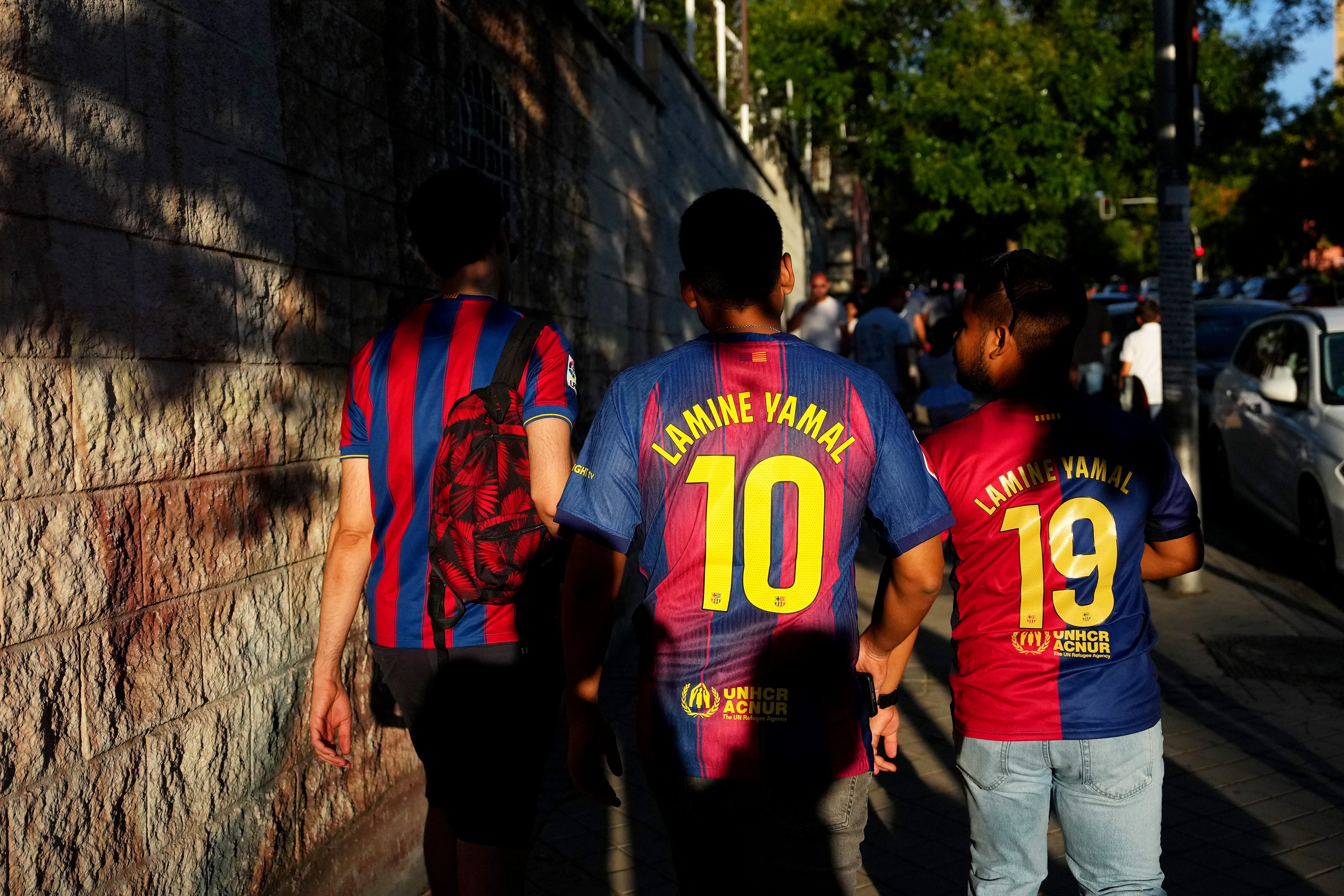 Varios aficionados del Barça llevan la camiseta de Lamine Yamal 