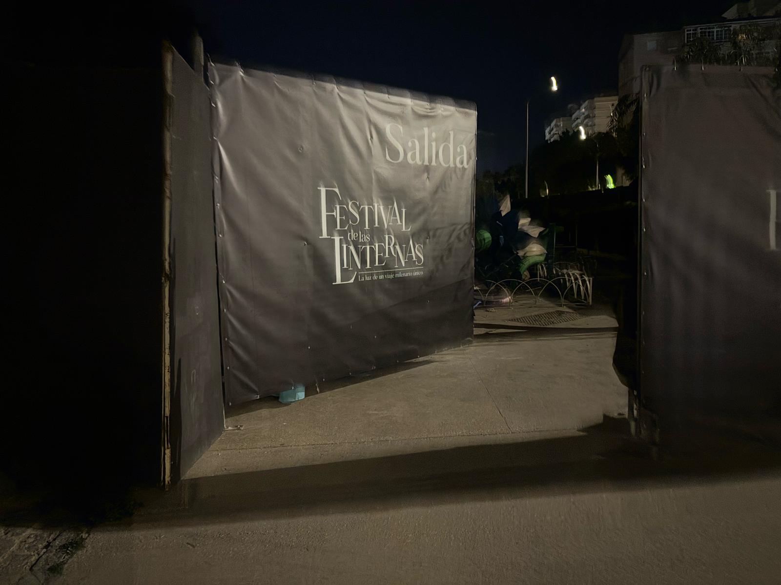 Puerta de acceso abierta al festival de luces chinas en el Parque del Oeste de Málaga