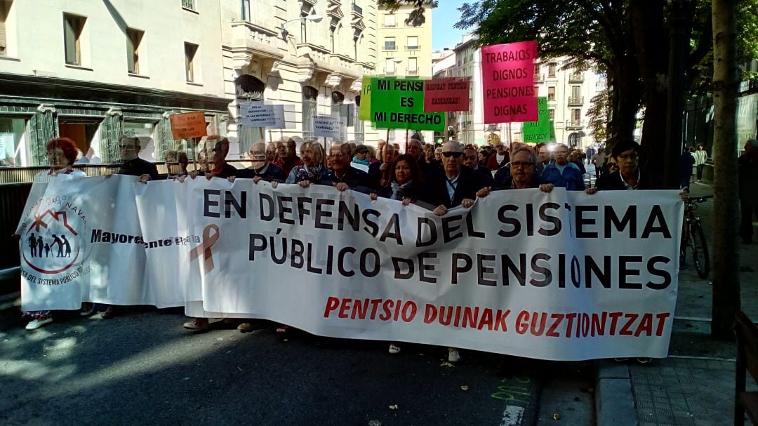 La cabecera de una de las manifestaciones de pensionistas que recorrieron el centro de Pamplona