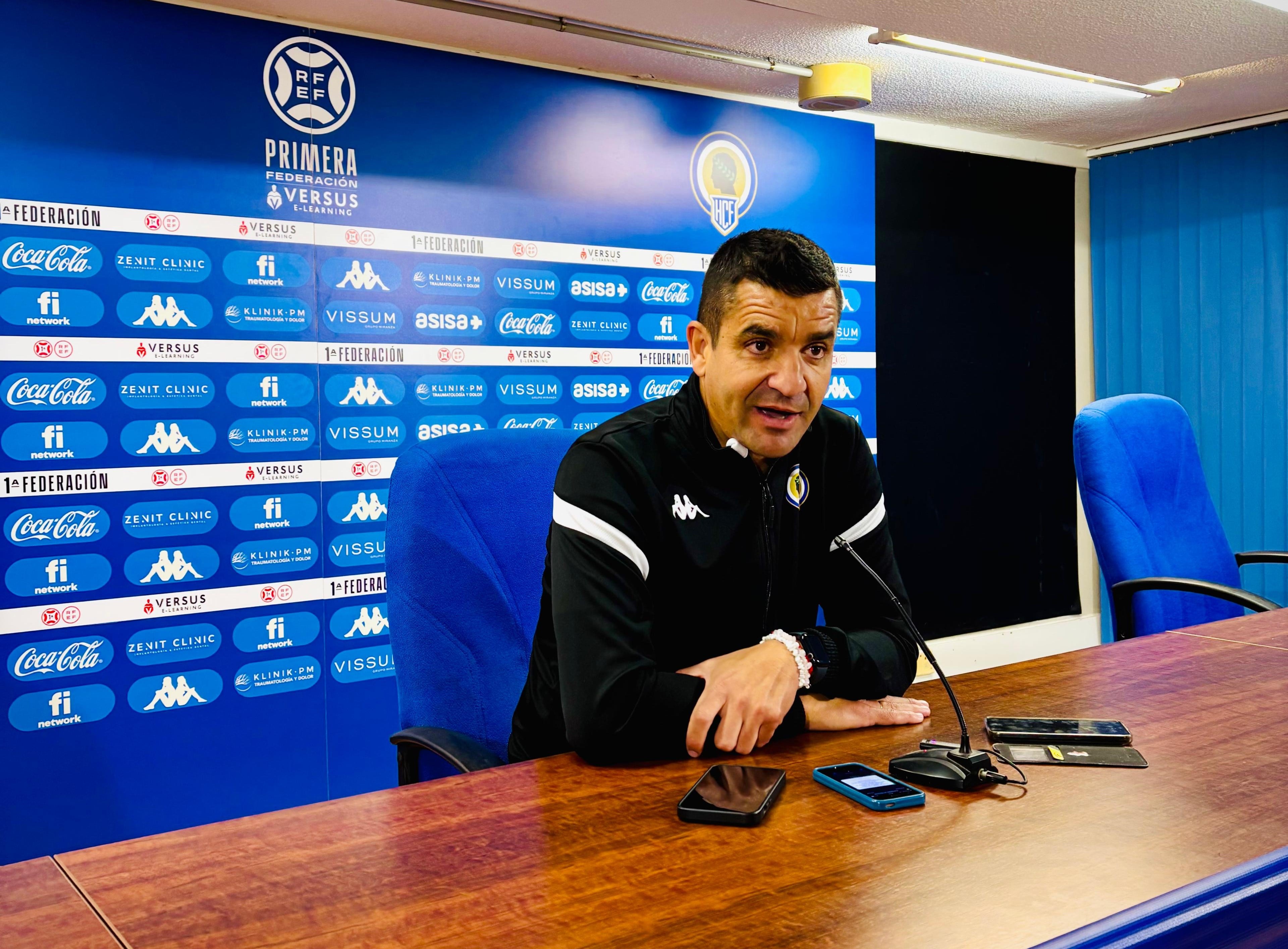 Rubén Torrecilla, entrenador del Hércules, en la sala de prensa del Rico Pérez