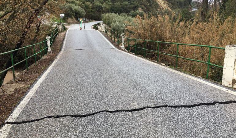 Hundimiento parcial del puente sobre el río San Juan en la A-6050 en Castillo de Locubín 