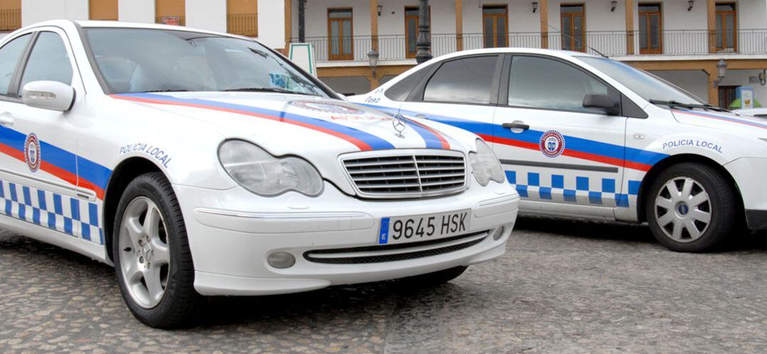 Los agentes requisaron un cuchillo y un palo con el que la detenida intentaba agredir a su expareja