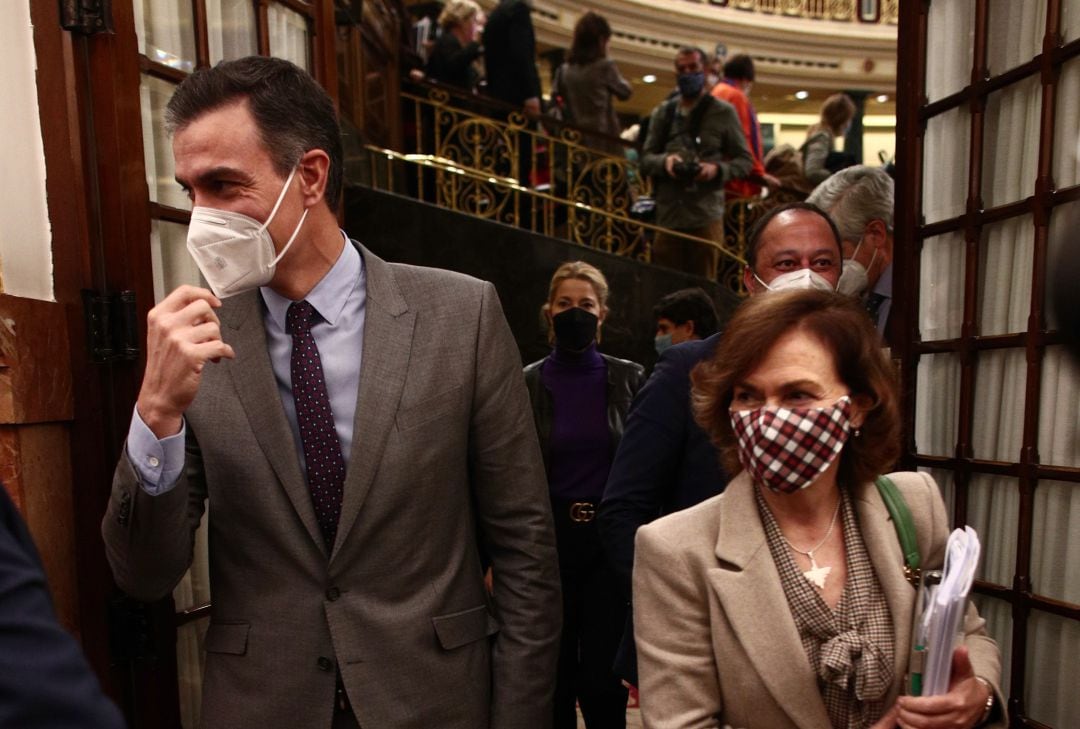 Pedro Sánchez y Carmen Calvo, saliendo del hemiciclo en el Congreso de los Diputados, recibirán cientos de escritos de jiennenses quejándose por la ubicación de la base militar en Córdoba